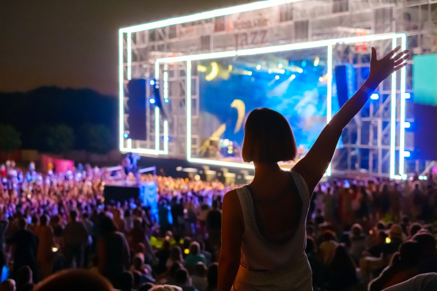 Pourquoi les festivals techno sont-ils incontournables pour les amateurs de musique électronique ?