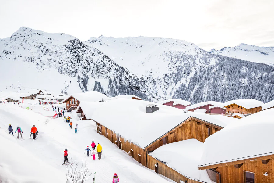 Quelles sont les principales stations de ski du domaine Paradiski ?